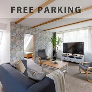 Vousata Dama - Ps3 - Parking Free Praag